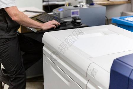 打印机操作工厂空间的技术印刷设备单图片素材